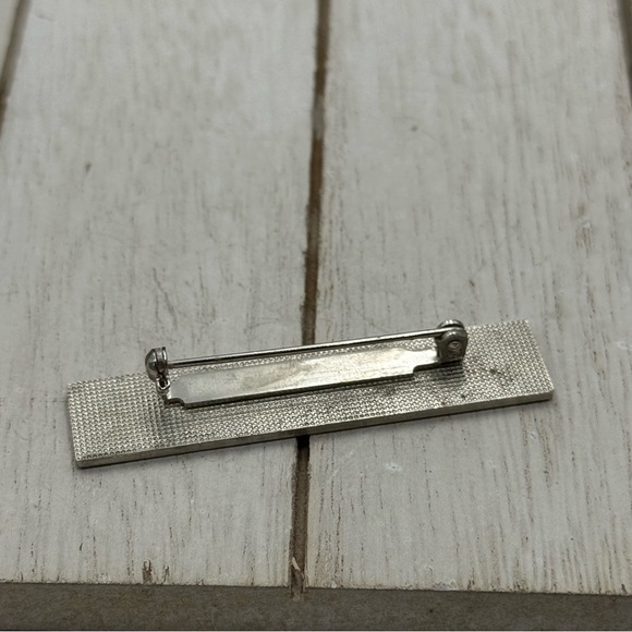 Avon Silver Beauty Advisor Badge with Red Detail - Picture 3 of 3